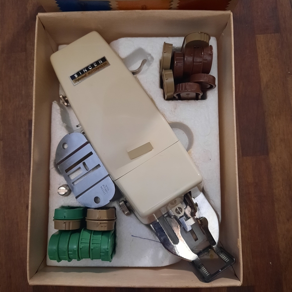 Singer Buttonholer - Multicolor Design - Picture 2 of 2